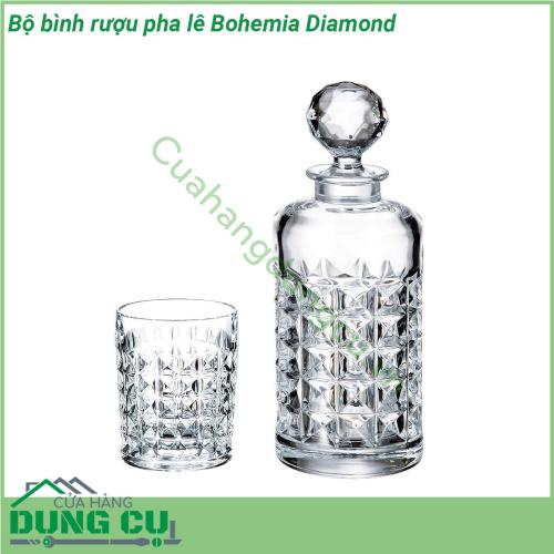 Bộ bình rượu pha lê Bohemia Diamond gồm 1 bình và 6 ly và được làm bằng chất liệu pha lê cao cấp nhất từ vùng đất Bohemia – Tiệp Khắc Chất liệu này đủ để người dùng cảm nhận được những điểm mạnh về chất lượng – độ bền – thẩm mỹ Bộ bình ly pha lê đúc nguyên khối với các đường nét thiết kế đơn giản nhẹ nhàng nhưng tinh tế và không kém phần sang trọng sẽ mang đến cho không gian nhà bạn một nét chấm phá độc đáo  