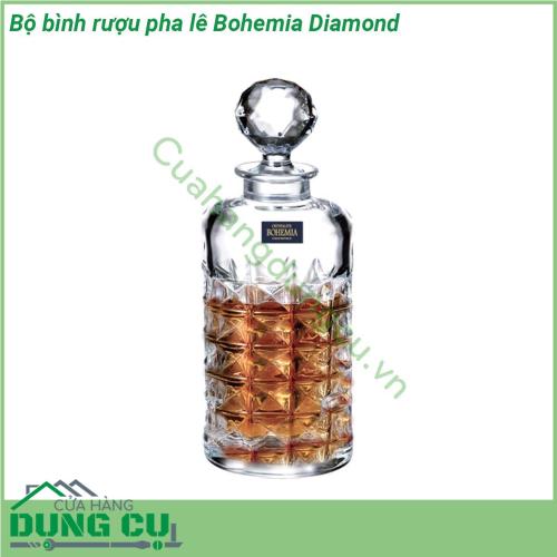 Bộ bình rượu pha lê Bohemia Diamond gồm 1 bình và 6 ly và được làm bằng chất liệu pha lê cao cấp nhất từ vùng đất Bohemia – Tiệp Khắc Chất liệu này đủ để người dùng cảm nhận được những điểm mạnh về chất lượng – độ bền – thẩm mỹ Bộ bình ly pha lê đúc nguyên khối với các đường nét thiết kế đơn giản nhẹ nhàng nhưng tinh tế và không kém phần sang trọng sẽ mang đến cho không gian nhà bạn một nét chấm phá độc đáo  