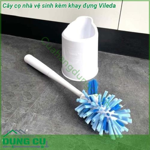 Cây cọ nhà vệ sinh kèm khay đựng Vileda có thể làm sạch sâu mọi ngóc ngách trong bồn cầu nhà vệ sinh Công thức 3 trong 1 gồm sợi lông dài mềm có vùng cọ rửa rộng giúp tiếp xúc vào các khu vực khó với tới nhất các sợi ngắn cứng giúp tăng lực tiếp xúc để xử lý các vết bẩn cứng bám chặt lên bề mặt bồn cầu lâu ngày Chùm sợi cứng dài được thiết kế để vươn vào sâu bên trong ống dẫn chất thải để cọ rửa kĩ càng hơn chống lại mùi hôi