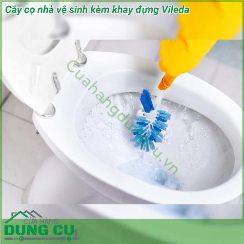 Cây cọ nhà vệ sinh kèm khay đựng Vileda có thể làm sạch sâu mọi ngóc ngách trong bồn cầu nhà vệ sinh Công thức 3 trong 1 gồm sợi lông dài mềm có vùng cọ rửa rộng giúp tiếp xúc vào các khu vực khó với tới nhất các sợi ngắn cứng giúp tăng lực tiếp xúc để xử lý các vết bẩn cứng bám chặt lên bề mặt bồn cầu lâu ngày Chùm sợi cứng dài được thiết kế để vươn vào sâu bên trong ống dẫn chất thải để cọ rửa kĩ càng hơn chống lại mùi hôi