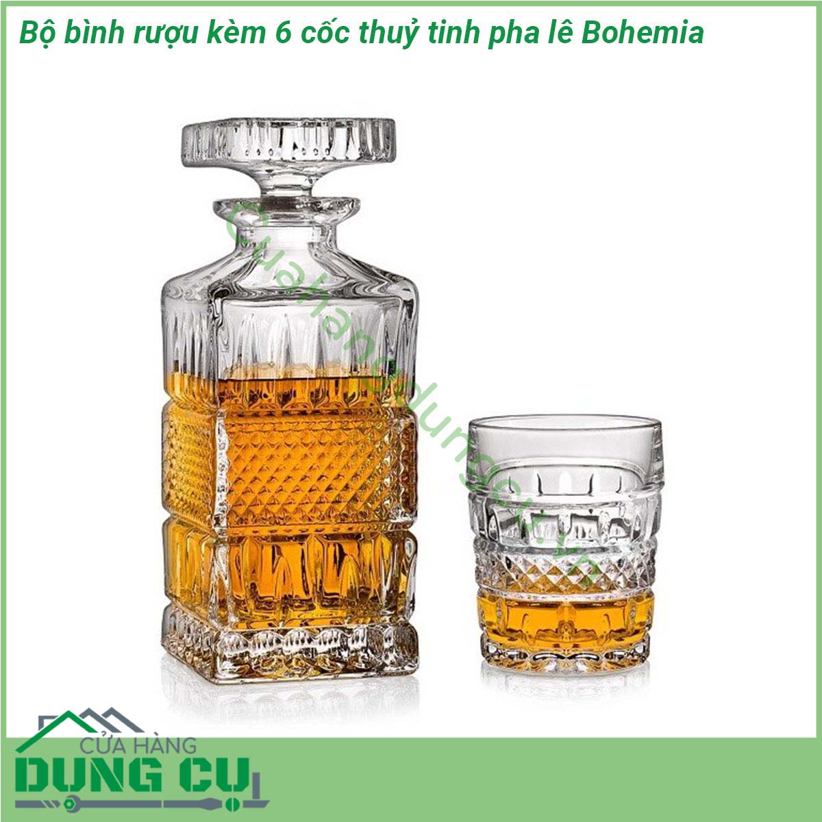 Bộ bình rượu kèm 6 cốc thuỷ tinh pha lê Bohemia được làm từ pha lê trong suốt thuần khiết không bọt bong bóng độ chiết quang cao các họa tiết trang trí mài tỉ mỉ bền và đẹp  Kiểu dáng hiện đại tinh tế kết hợp các đường cắt bằng kim cương và hình khắc theo phong cách Ireland lấp lánh rực rỡ Trọng lượng nặng của vật liệu phong phú tạo cảm giác hài lòng khi bạn cầm trên tay và mang lại độ bền và sang trọng cho sản phẩm  