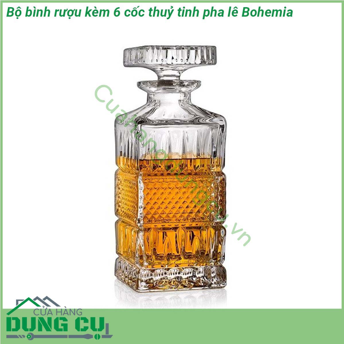 Bộ bình rượu kèm 6 cốc thuỷ tinh pha lê Bohemia được làm từ pha lê trong suốt thuần khiết không bọt bong bóng độ chiết quang cao các họa tiết trang trí mài tỉ mỉ bền và đẹp  Kiểu dáng hiện đại tinh tế kết hợp các đường cắt bằng kim cương và hình khắc theo phong cách Ireland lấp lánh rực rỡ Trọng lượng nặng của vật liệu phong phú tạo cảm giác hài lòng khi bạn cầm trên tay và mang lại độ bền và sang trọng cho sản phẩm  