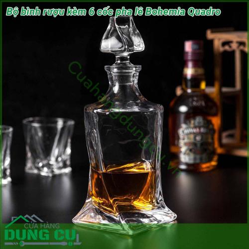 Bộ bình rượu 400ml + 6 cốc pha lê Bohemia Quadro 55ml được làm bằng pha lê cao cấp có thể chịu nhiệt lên hơn 400 độ C  không có chứa chất BPA  Bình rượu có thiết kế thân bình và nắp đậy cao cấp tạo nên sự tinh tế và đẳng cấp Các cốc pha lê Quadro có thiết kế đơn giản nhỏ gọn và vẻ đẹp khó cưỡng mang đến sự thanh lịch và sang trọng cho mỗi lần sử dụng