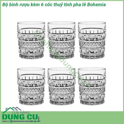 Bộ bình rượu kèm 6 cốc thuỷ tinh pha lê Bohemia được làm từ pha lê trong suốt thuần khiết không bọt bong bóng độ chiết quang cao các họa tiết trang trí mài tỉ mỉ bền và đẹp  Kiểu dáng hiện đại tinh tế kết hợp các đường cắt bằng kim cương và hình khắc theo phong cách Ireland lấp lánh rực rỡ Trọng lượng nặng của vật liệu phong phú tạo cảm giác hài lòng khi bạn cầm trên tay và mang lại độ bền và sang trọng cho sản phẩm  