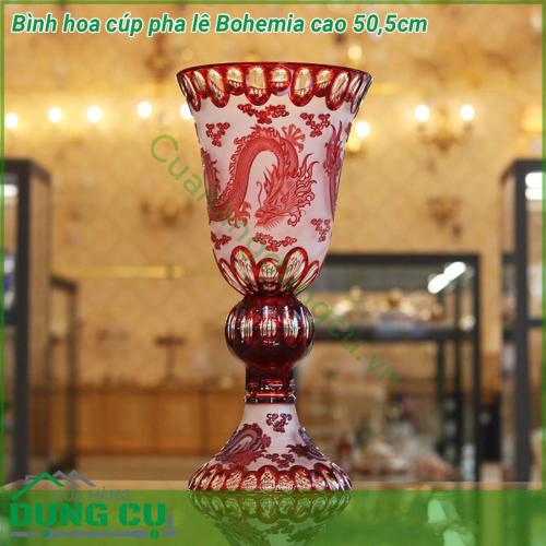 Bình hoa cúp pha lê Bohemia cao 50 5cm có kích thước khá lớn với chiều cao 50 5cm  miệng 24cm có kích thước khá lớn với chiều cao 50 5cm phù hợp trưng bày đơn lẻ hay thành cặp trong không gian đại sảnh hay phòng khách là một điểm nhấn tỏa sáng nâng tầm đẳng cấp sang trọng