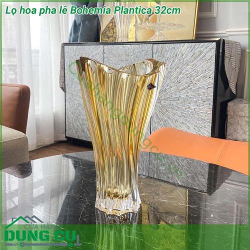 Lọ hoa pha lê Bohemia Plantica 32cm được làm bằng thủy tinh pha lê cao cấp nhất Lọ hoa có kiểu dáng sang trọng và phá cách được thiết kế theo phong cách Châu Âu hiện đại họa tiết lượn sóng sáng tạo tối giản không cầu kỳ nhưng toát lên vẻ thanh cao sang trọng đẳng cấp và tinh tế Bình pha lê rất phù hợp để cắm hoa cắt cành như một vật trang trí hiệu quả hoặc là một yếu tố của việc cắm hoa nó cũng sẽ hoạt động như một món quà