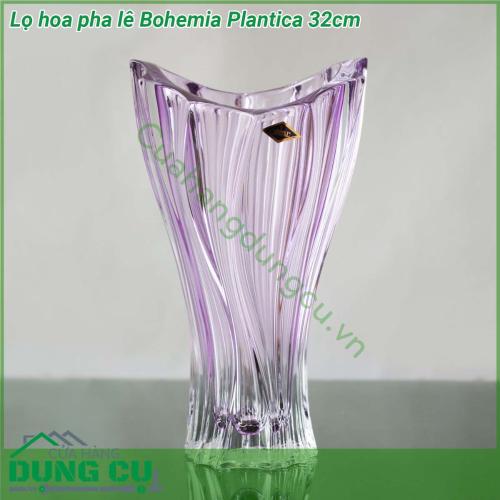 Lọ hoa pha lê Bohemia Plantica 32cm được làm bằng thủy tinh pha lê cao cấp nhất Lọ hoa có kiểu dáng sang trọng và phá cách được thiết kế theo phong cách Châu Âu hiện đại họa tiết lượn sóng sáng tạo tối giản không cầu kỳ nhưng toát lên vẻ thanh cao sang trọng đẳng cấp và tinh tế Bình pha lê rất phù hợp để cắm hoa cắt cành như một vật trang trí hiệu quả hoặc là một yếu tố của việc cắm hoa nó cũng sẽ hoạt động như một món quà