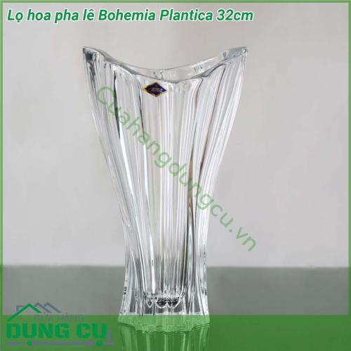 Lọ hoa pha lê Bohemia Plantica 32cm được làm bằng thủy tinh pha lê cao cấp nhất Lọ hoa có kiểu dáng sang trọng và phá cách được thiết kế theo phong cách Châu Âu hiện đại họa tiết lượn sóng sáng tạo tối giản không cầu kỳ nhưng toát lên vẻ thanh cao sang trọng đẳng cấp và tinh tế Bình pha lê rất phù hợp để cắm hoa cắt cành như một vật trang trí hiệu quả hoặc là một yếu tố của việc cắm hoa nó cũng sẽ hoạt động như một món quà