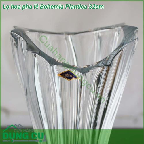 Lọ hoa pha lê Bohemia Plantica 32cm được làm bằng thủy tinh pha lê cao cấp nhất Lọ hoa có kiểu dáng sang trọng và phá cách được thiết kế theo phong cách Châu Âu hiện đại họa tiết lượn sóng sáng tạo tối giản không cầu kỳ nhưng toát lên vẻ thanh cao sang trọng đẳng cấp và tinh tế Bình pha lê rất phù hợp để cắm hoa cắt cành như một vật trang trí hiệu quả hoặc là một yếu tố của việc cắm hoa nó cũng sẽ hoạt động như một món quà