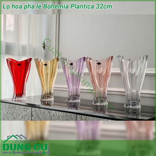 Lọ hoa pha lê Bohemia Plantica 32cm được làm bằng thủy tinh pha lê cao cấp nhất Lọ hoa có kiểu dáng sang trọng và phá cách được thiết kế theo phong cách Châu Âu hiện đại họa tiết lượn sóng sáng tạo tối giản không cầu kỳ nhưng toát lên vẻ thanh cao sang trọng đẳng cấp và tinh tế Bình pha lê rất phù hợp để cắm hoa cắt cành như một vật trang trí hiệu quả hoặc là một yếu tố của việc cắm hoa nó cũng sẽ hoạt động như một món quà