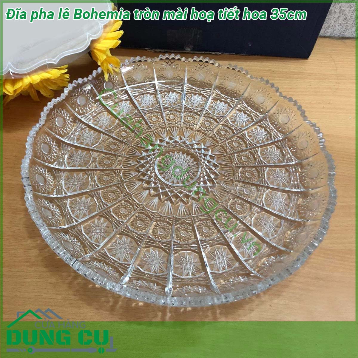 Đĩa pha lê Bohemia tròn mài hoạ tiết hoa 35cm thương hiệu Crystalite Bohemia được làm từ pha lê chất lượng cao có độ bền cao thiết kế đơn giản thanh lịch và phù hợp với trang trí để bàn đựng hoa quả hoặc trang trí phòng mang lại sự sang trọng và mới lạ cho không gian