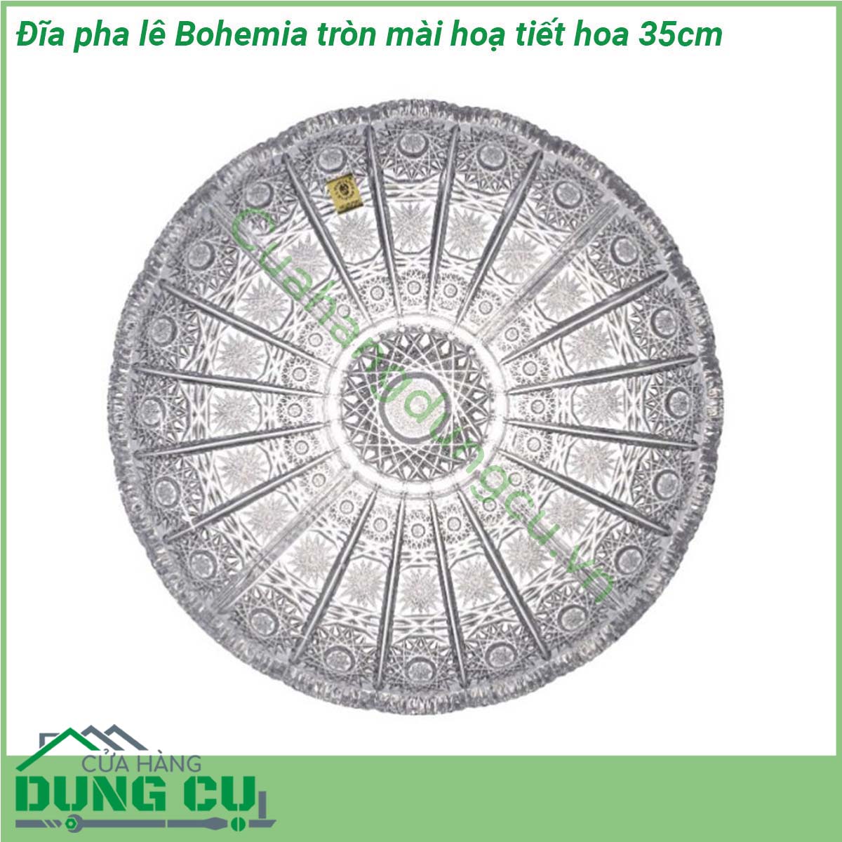 Đĩa pha lê Bohemia tròn mài hoạ tiết hoa 35cm thương hiệu Crystalite Bohemia được làm từ pha lê chất lượng cao có độ bền cao thiết kế đơn giản thanh lịch và phù hợp với trang trí để bàn đựng hoa quả hoặc trang trí phòng mang lại sự sang trọng và mới lạ cho không gian