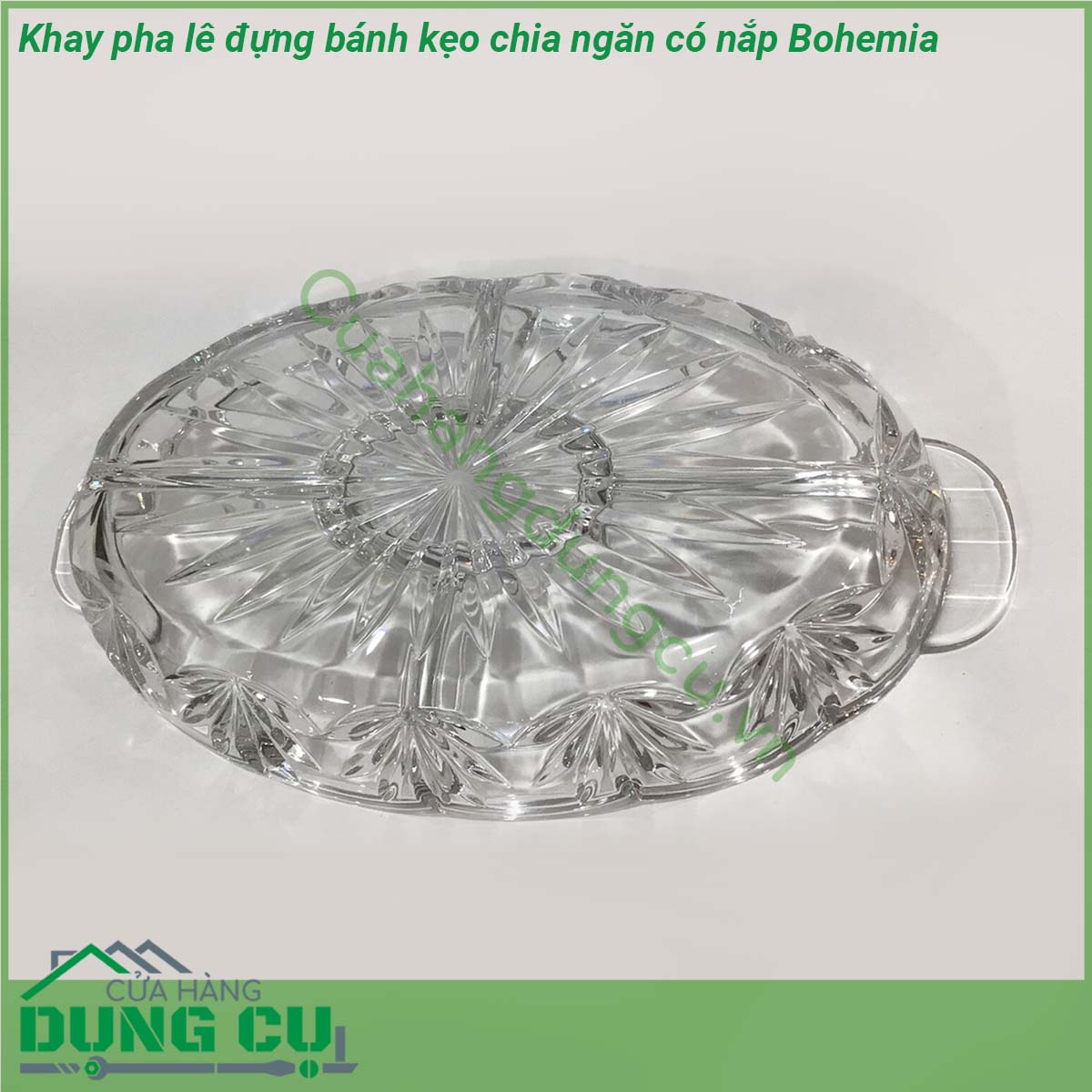 Khay pha lê đựng bánh kẹo chia ngăn có nắp Bohemia gồm 01 khay được chia thành 4 ngăn xung quanh 1 ngăn tròn ở giữa nổi bật bởi độ tinh khiết và tươi sáng của thủy tinh pha lê cao cấp kết hợp với thiết kế hoạ tiết kim cương lấp lánh  Có thể chịu nhiệt lên hơn 400 độ C  Không có chứa BPA không bị thôi nhiễm các chất gây hại từ sản phẩm vào thức ăn  