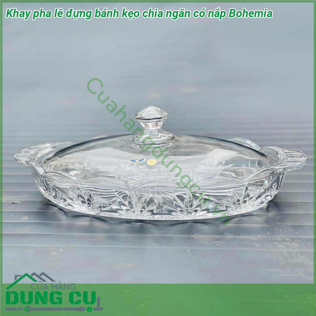 Khay pha lê đựng bánh kẹo chia ngăn có nắp Bohemia gồm 01 khay được chia thành 4 ngăn xung quanh 1 ngăn tròn ở giữa nổi bật bởi độ tinh khiết và tươi sáng của thủy tinh pha lê cao cấp kết hợp với thiết kế hoạ tiết kim cương lấp lánh  Có thể chịu nhiệt lên hơn 400 độ C  Không có chứa BPA không bị thôi nhiễm các chất gây hại từ sản phẩm vào thức ăn  