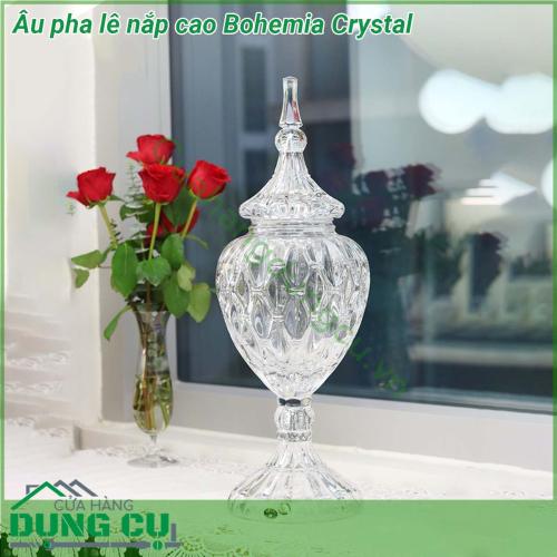 Âu pha lê nắp cao Bohemia Crystal có kiểu dáng sang trọng thanh thoát được thiết kế theo phong cách Châu Âu chứa đựng thần thái quý tộc giúp tôn lên giá trị của sản phẩm Dù dưới ánh nắng bình minh hay khi hoàng hôn buông xuống sản phẩm vẫn nổi bật với vẻ đẹp kiêu sa và thần thái quý tộc