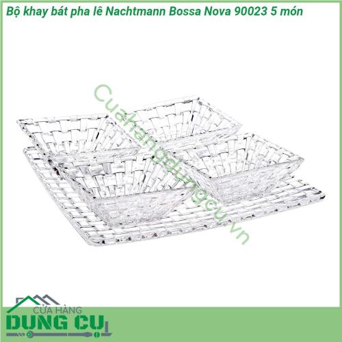 Bộ khay bát pha lê Nachtmann Bossa Nova 90023 5 món với thiết kế vuông tinh xảo Gồm một đĩa vuông và 4 bát vuông Nhẹ mà bền màu sắc và độ sáng bóng không bị mai một với thời gian Sử dụng được với máy rửa chén nhờ quy trình sản xuất theo công nghệ bạch kim tinh khiết không giảm chất lượng thủy tinh sau nhiều lần rửa