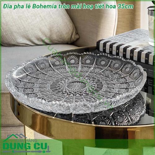 Đĩa pha lê Bohemia tròn mài hoạ tiết hoa 35cm thương hiệu Crystalite Bohemia được làm từ pha lê chất lượng cao có độ bền cao thiết kế đơn giản thanh lịch và phù hợp với trang trí để bàn đựng hoa quả hoặc trang trí phòng mang lại sự sang trọng và mới lạ cho không gian