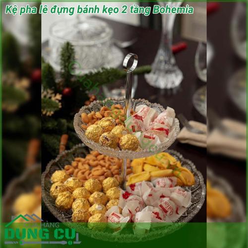 Kệ pha lê đựng bánh kẹo 2 tầng Bohemia được làm từ chất liệu pha lê cao cấp các đường nét hoa văn được mài hoàn toàn bằng tay  kệ pha lê có kiểu dáng đơn giản nhưng vẫn thể hiện được nét đẹp của sự hiện đại và sang trọng Sản phẩm là món đồ nội thất có thể dùng để trang trí bàn phòng khách phòng ăn Bạn cũng có thể dùng nó để đựng hoa quả bánh kẹo giúp không gian sống trở nên ấn tượng hơn