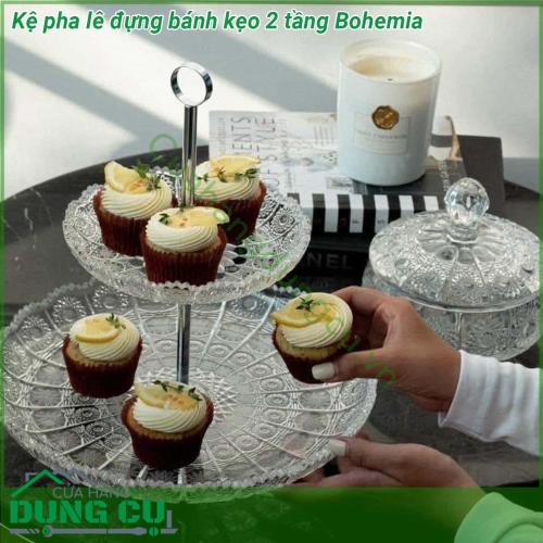 Kệ pha lê đựng bánh kẹo 2 tầng Bohemia được làm từ chất liệu pha lê cao cấp các đường nét hoa văn được mài hoàn toàn bằng tay  kệ pha lê có kiểu dáng đơn giản nhưng vẫn thể hiện được nét đẹp của sự hiện đại và sang trọng Sản phẩm là món đồ nội thất có thể dùng để trang trí bàn phòng khách phòng ăn Bạn cũng có thể dùng nó để đựng hoa quả bánh kẹo giúp không gian sống trở nên ấn tượng hơn